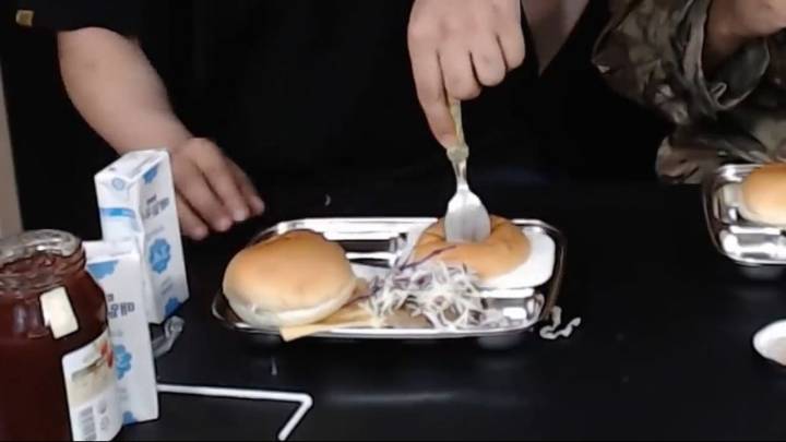 군대리아 미필과 군필의 먹는법 비교 | 인스티즈