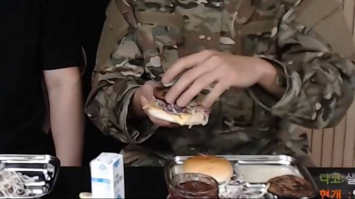 군대리아 미필과 군필의 먹는법 비교 | 인스티즈