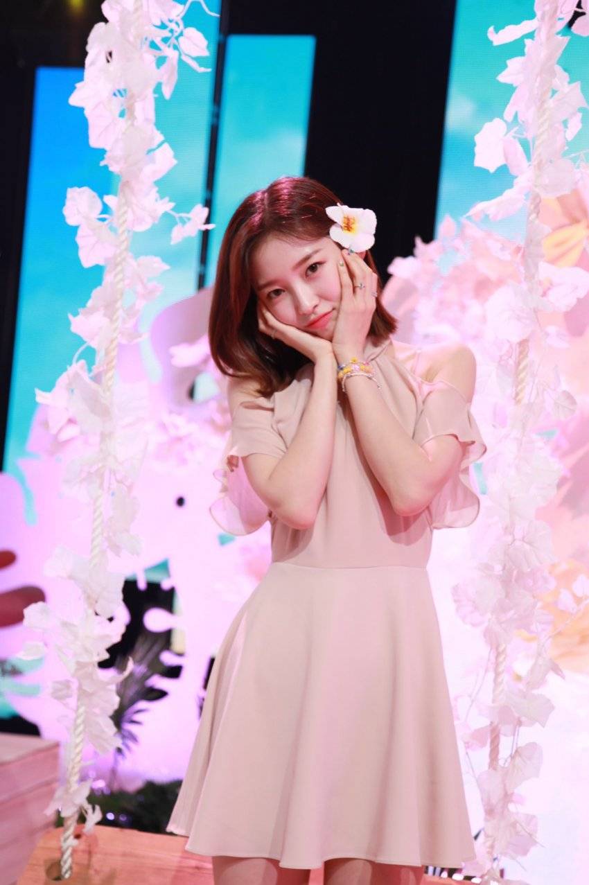 뮤직뱅크 mc 데뷔전 치른 오마이걸 아린.jpg (feat. 승희) | 인스티즈