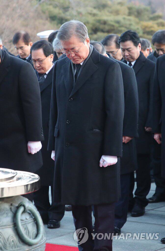 2019.01.02 현충원 참배로 신년 공식업무 시작한 문재인 대통령.jpg | 인스티즈