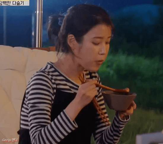 어제 TVN 예능 게스트로 나온 아이유 움짤 첫번째 | 인스티즈