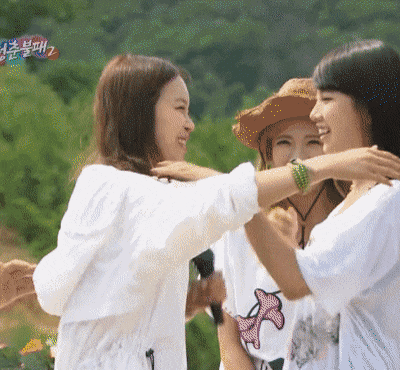 사람 설레게 안는 수지 | 인스티즈