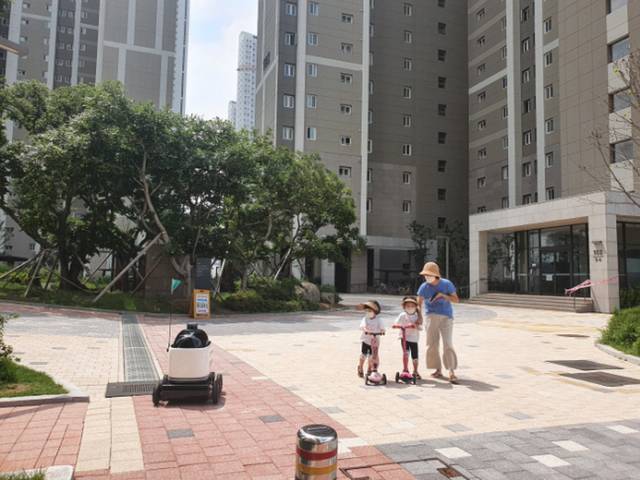 띵동, 딜리가 배달왔어요... "15분만에 정확히 찾아온 로봇, 너무 신기해" | 인스티즈