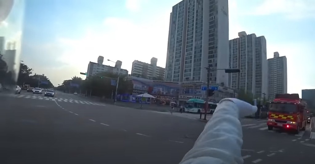 실제상황 1인칭 경찰 시점, 소방차의 길을 뚫어주는 싸이카 교통경찰 | 인스티즈