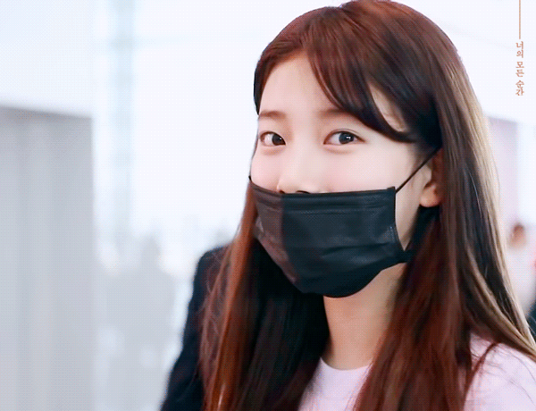 공항에서 자기 사진을 찍으려는 아주머니께 수지가 취한 행동 | 인스티즈