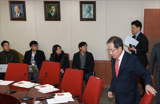 더불어민주당과 자유한국당 당사에 걸려있는 전직 대통령 사진 | 인스티즈