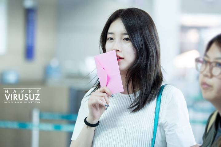 공항에서 자기 사진을 찍으려는 아주머니께 수지가 취한 행동 | 인스티즈