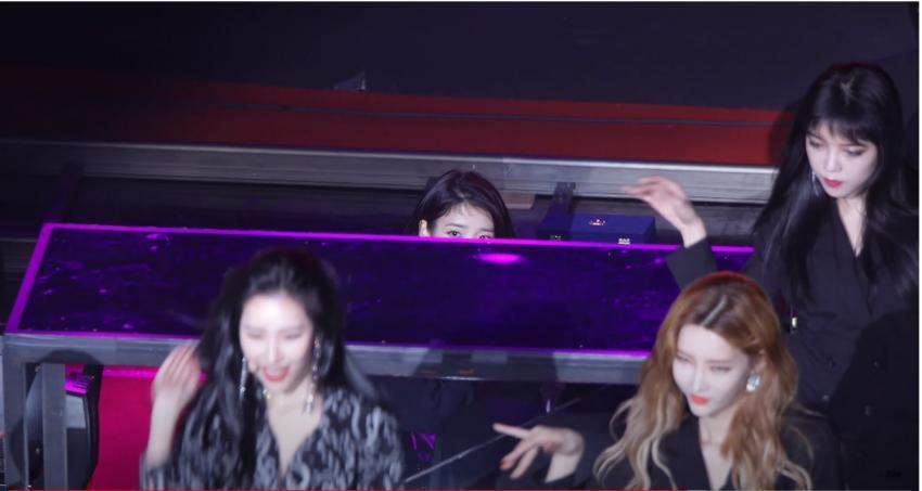 빼꼼 아이유 | 인스티즈