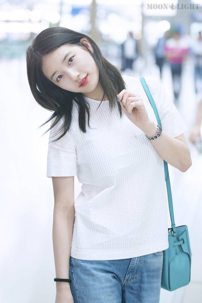 공항에서 자기 사진을 찍으려는 아주머니께 수지가 취한 행동 | 인스티즈