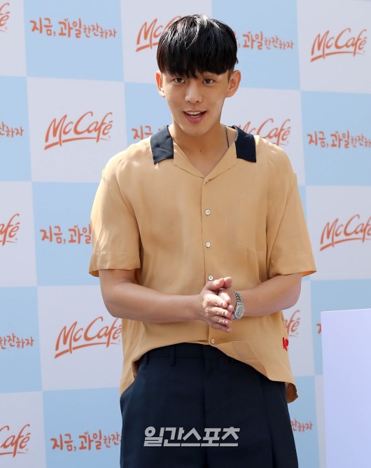 아이돌처럼 하고 나타난 유아인 | 인스티즈