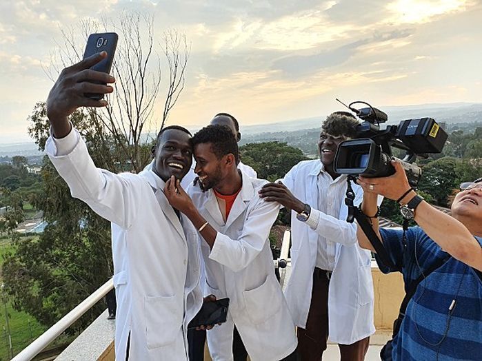 20년전 한국인의 도움으로 최근 한국의 의대를 졸업한 아프리카 제자들 | 인스티즈