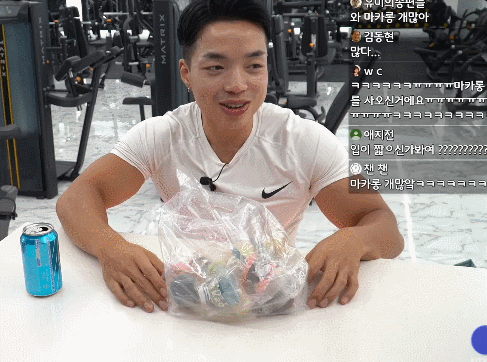 ??? : 마카롱 이렇게 먹는거 아니에요?.gif | 인스티즈