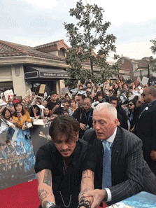 팬에게 싸인해주려는 조니뎁 | 인스티즈