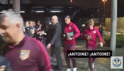 소녀팬 싸인 무시하는 그리즈만.gif | 인스티즈