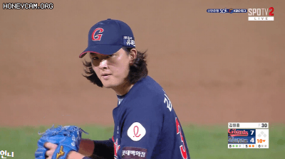 승리 투수 김원중.GIF | 인스티즈