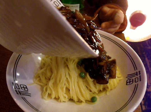 밤에 보는 짜장면과 짬뽕.gif | 인스티즈