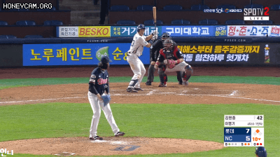 승리 투수 김원중.GIF | 인스티즈