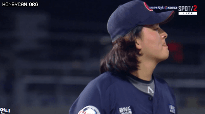 승리 투수 김원중.GIF | 인스티즈