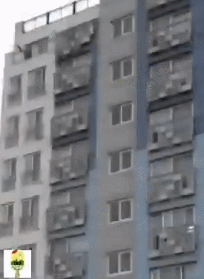 경기도 부천 아파트에 설치된 비상용 베란다 계단.gif | 인스티즈