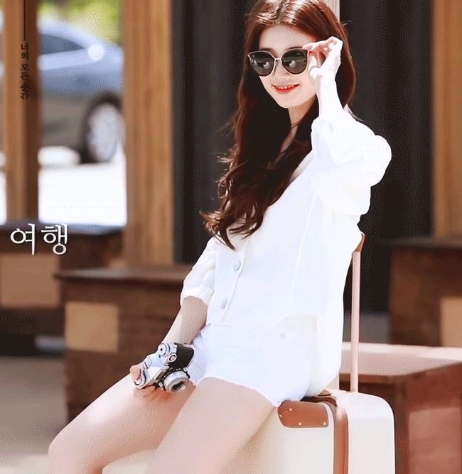 선글라스가 은근히 잘어울리는 수지.gif | 인스티즈