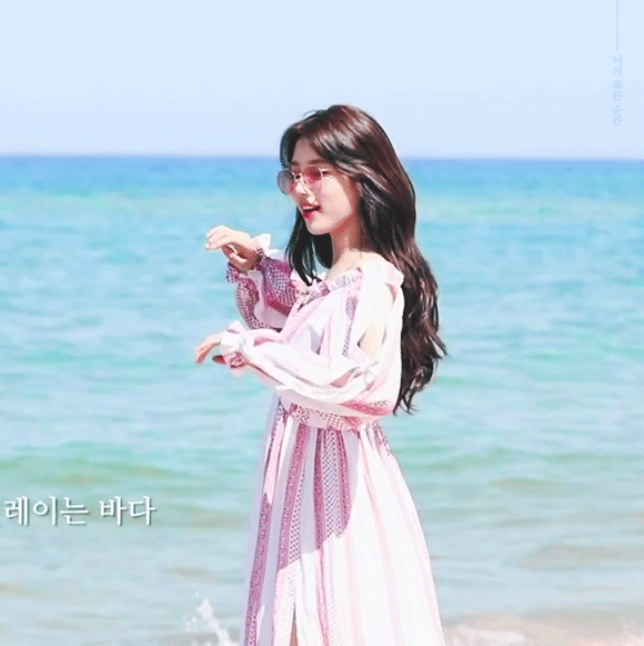 선글라스가 은근히 잘어울리는 수지.gif | 인스티즈