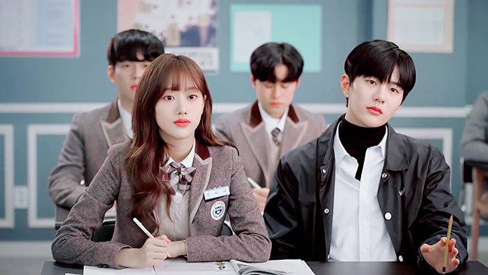 기억해..? 복도에서 떠들다.. 같이 혼나던 우리 둘... 기억 조작이 따로 없는 하이틴 웹드 | 인스티즈