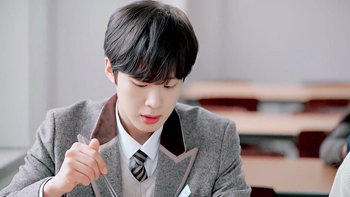 기억해..? 복도에서 떠들다.. 같이 혼나던 우리 둘... 기억 조작이 따로 없는 하이틴 웹드 | 인스티즈