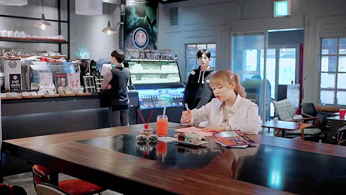 기억해..? 복도에서 떠들다.. 같이 혼나던 우리 둘... 기억 조작이 따로 없는 하이틴 웹드 | 인스티즈