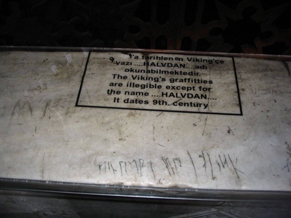 1500년전 건물에 새겨진 룬문자 | 인스티즈