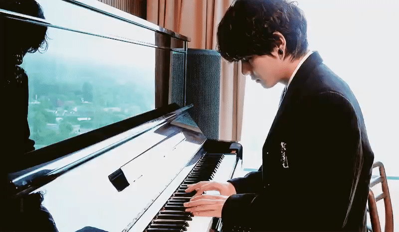 피아노치는 뷔 | 인스티즈
