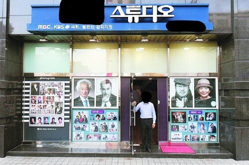 과거 웬만한 연예인들은 모두 방문했다는 사진관.JPG | 인스티즈