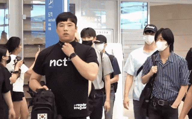 반응속도 장난 아닌 아이돌 경호원들..gif | 인스티즈