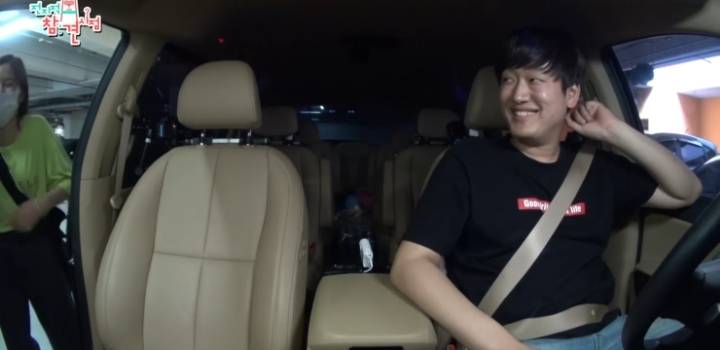 얼굴 표정 극명하게 차이 나는 오마이걸 매니저ㅋㅋㅋ.jpg | 인스티즈