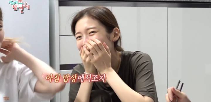 얼굴 표정 극명하게 차이 나는 오마이걸 매니저ㅋㅋㅋ.jpg | 인스티즈