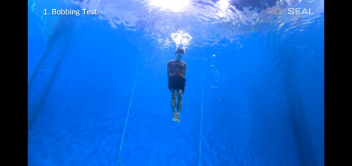 이근대위의 다리 상처 팔다리 묶인상태에서 자유자재로 잠수 | 인스티즈