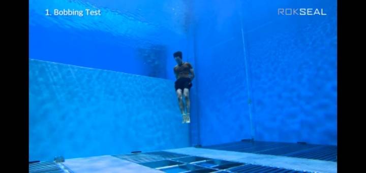 이근대위의 다리 상처 팔다리 묶인상태에서 자유자재로 잠수 | 인스티즈