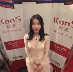 360회전 카메라에 대처하는 수지와 아이유의 자세.gif | 인스티즈