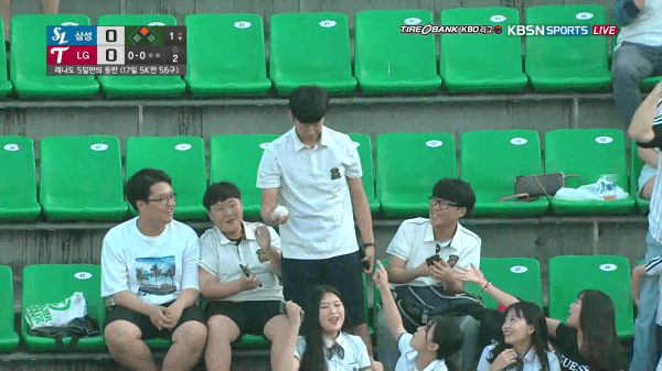 썸은 고딩들이 타는데 옆에 아재가 더 좋아함.gif | 인스티즈