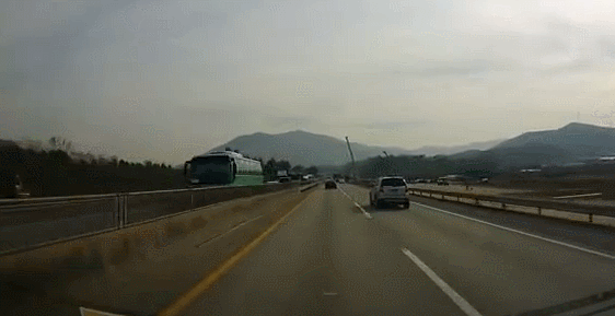 운전할때 전방주시 잘해야되는 이유.gif | 인스티즈