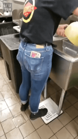 당하고 웃는 사람이 존재하는게 신기한 장난.gif | 인스티즈