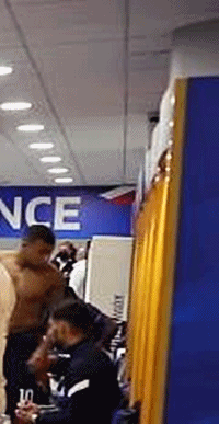 아, 이 형은 왜 사람 머리를 만지고 가니.gif | 인스티즈