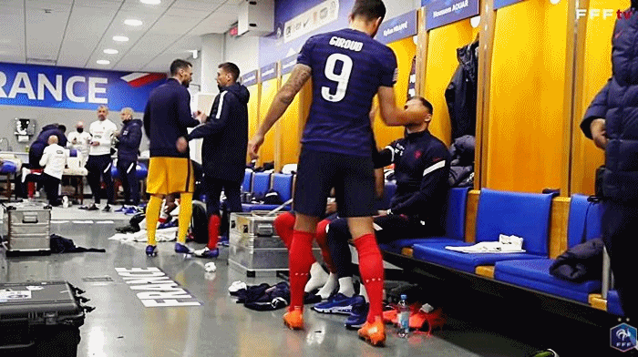 아, 이 형은 왜 사람 머리를 만지고 가니.gif | 인스티즈