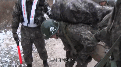 ???: 군인이 정신력을 시험하는건데 저정도 해야되는거 아닌가? | 인스티즈