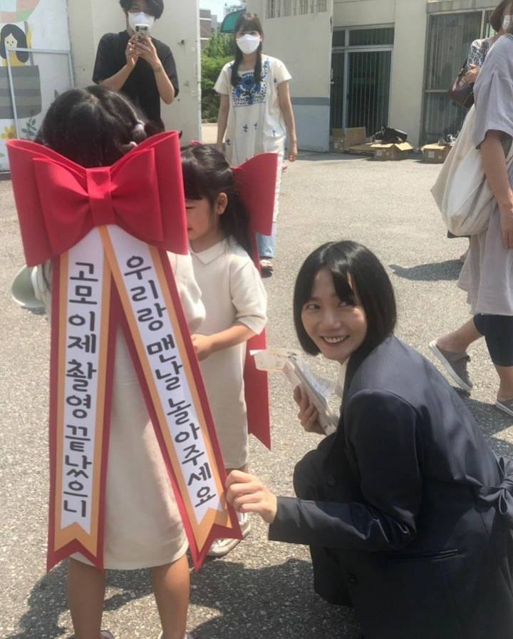 비숲 마지막 촬영끝낸 배두나가 받은 화환 | 인스티즈