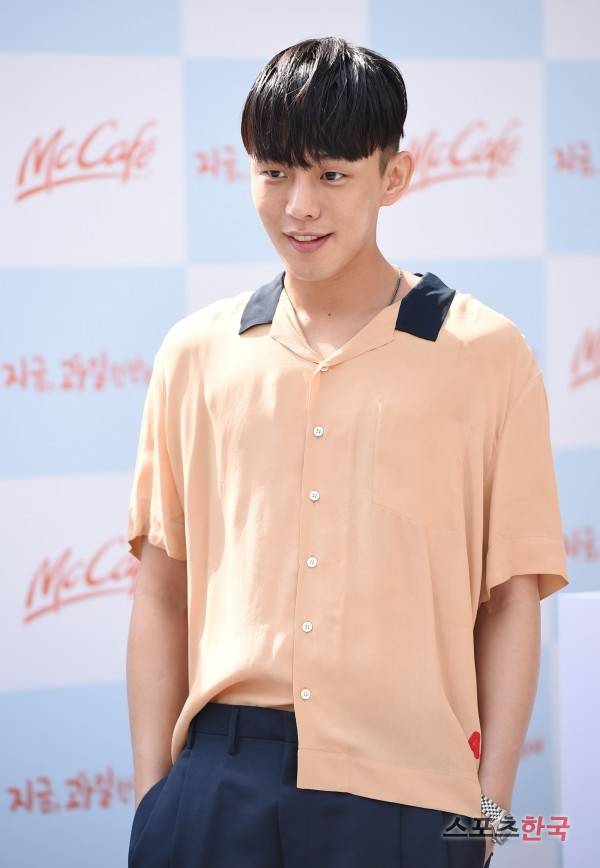 아이돌처럼 하고 나타난 유아인 | 인스티즈