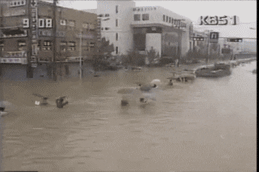 90년대 장마철 출근모습.gif | 인스티즈