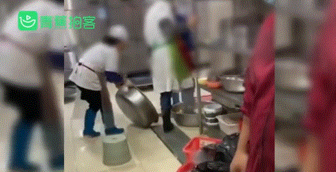 발로 배추 씻는 중국 학교식당 | 인스티즈