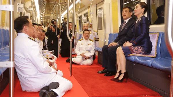 최근 지하철 타고 '민심 달래기' 나선 태국 국왕과 왕비 | 인스티즈