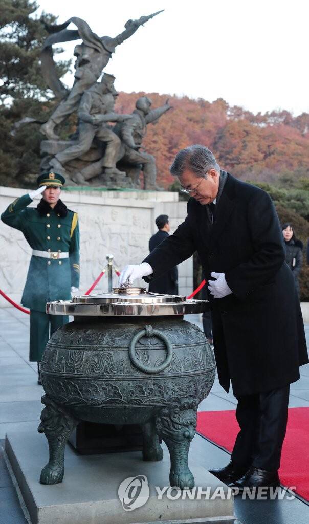 2019.01.02 현충원 참배로 신년 공식업무 시작한 문재인 대통령.jpg | 인스티즈