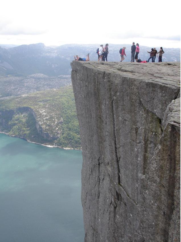 노르웨이의 프레케스톨렌(preikestolen) 절벽.jpg | 인스티즈